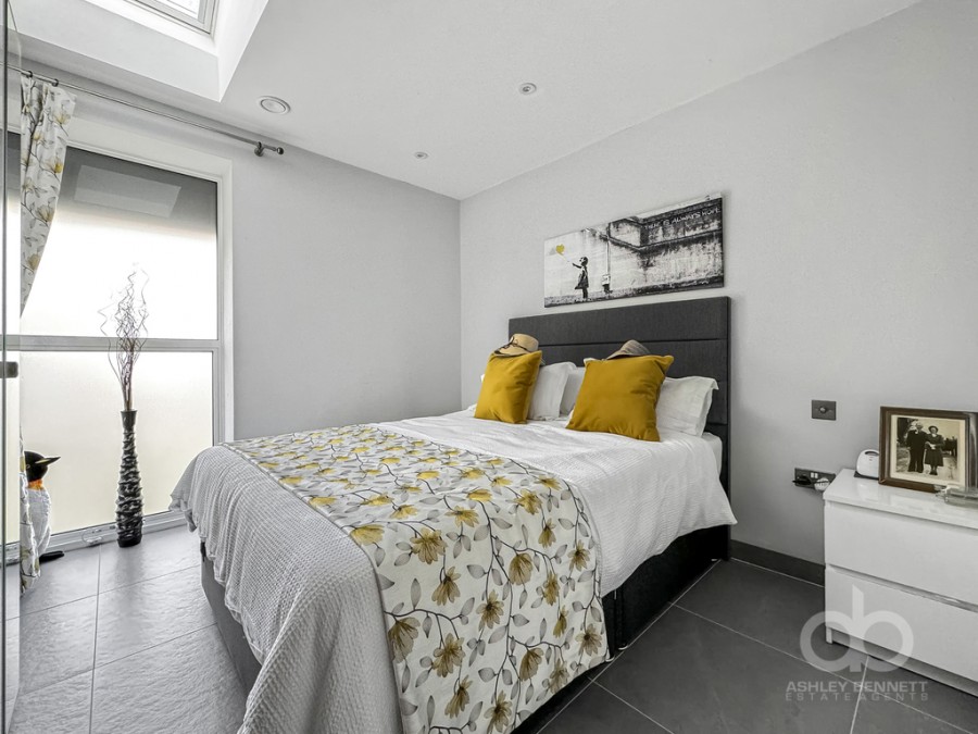 Images for Hogg Lane, Grays, RM17 5QT