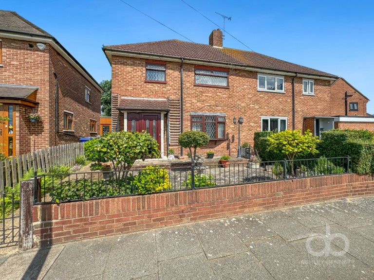 View Full Details for Central Avenue, Aveley, South Ockendon, RM15 4JH