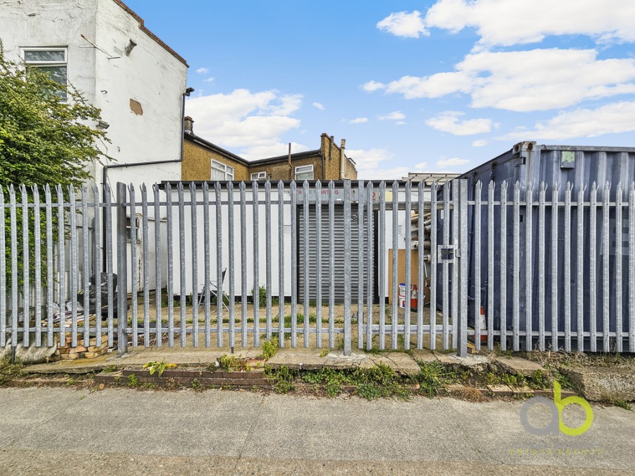 Images for Kingston Parade, Hathaway Road, Grays, RM17 5LG
